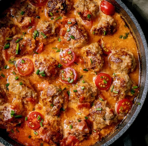 carne-moida-com-molho-de-tomate-servida-em-uma-louca-escura-vista-de-cima-amp_hero-1
